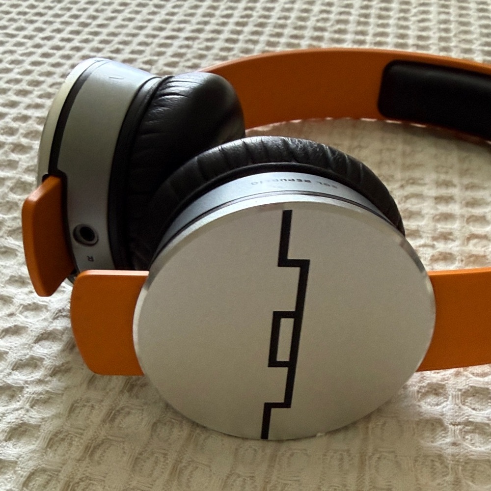 On-Ear Headphones - Orange and Black - Picture 5 of 5